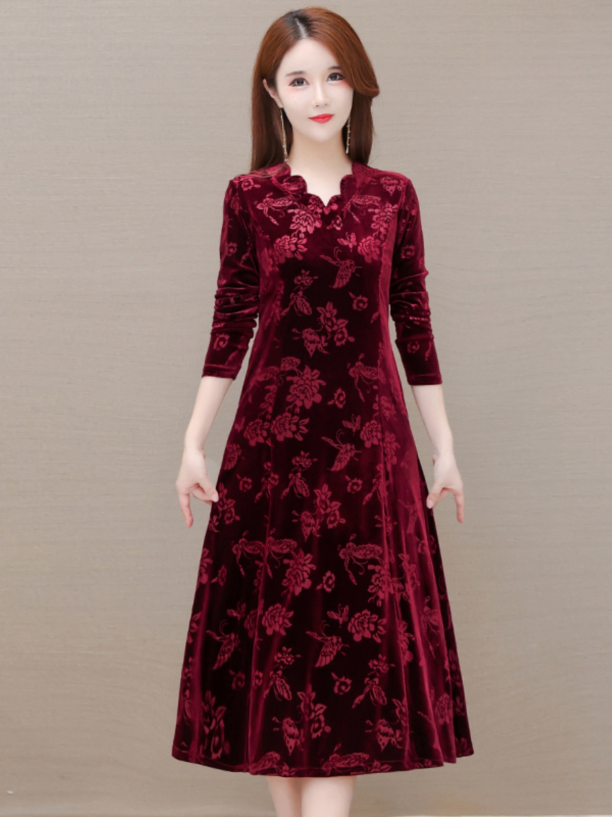Women Fashion Over 60 - Robe élégante en velours, col en